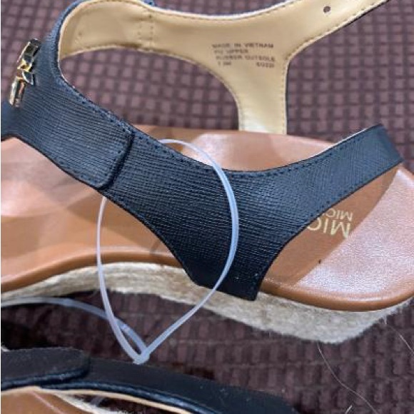 Michael kors ladies wedge - Picture 2 of 3